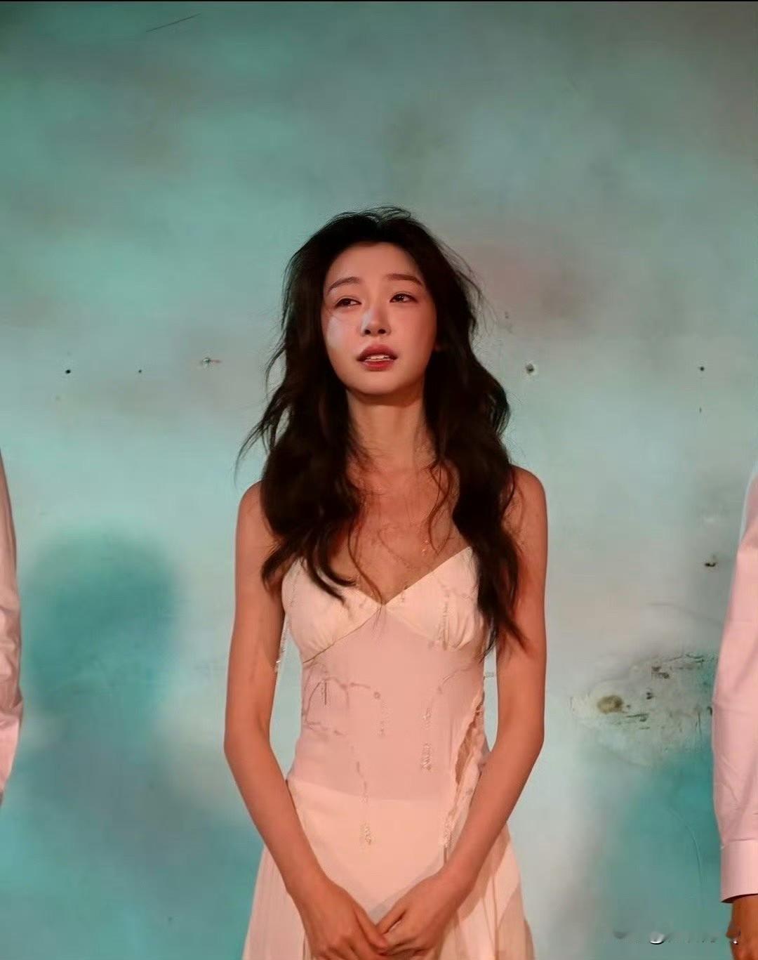 易梦玲骨架又小又细，只要她梨花带雨，破碎感就拉满，让人心生怜爱，难怪音乐才子胡彦