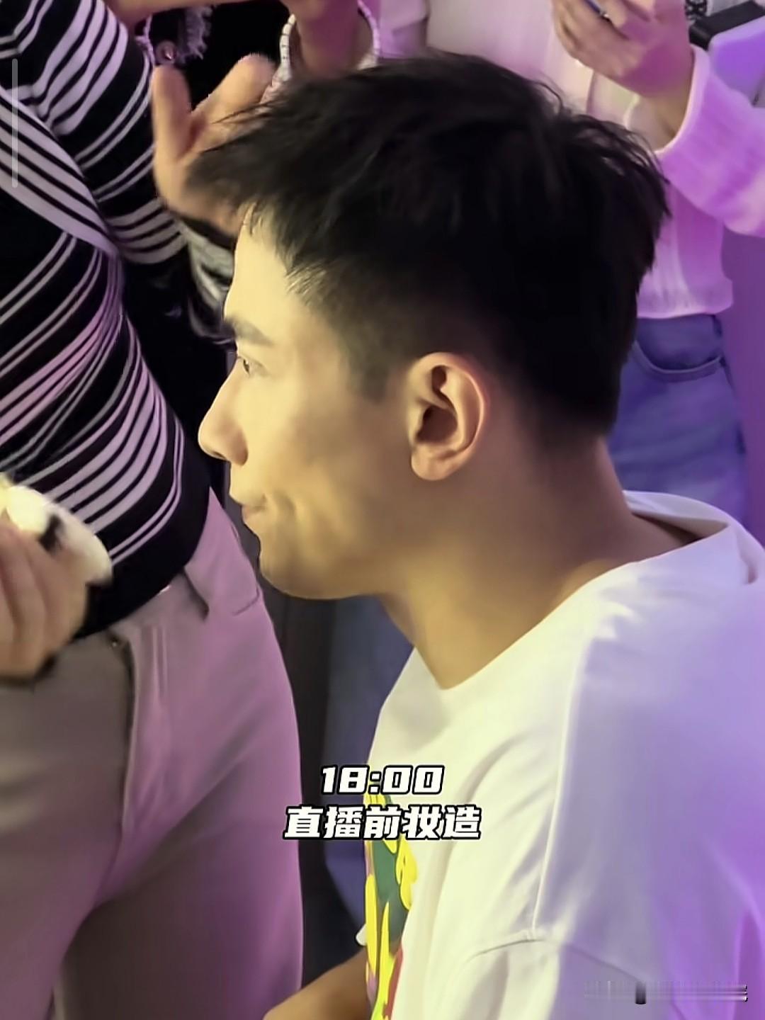 给赵继伟画成这样，这大眉毛，红嘴唇！

赵继伟最近参加各种活动，都是他自己代言的