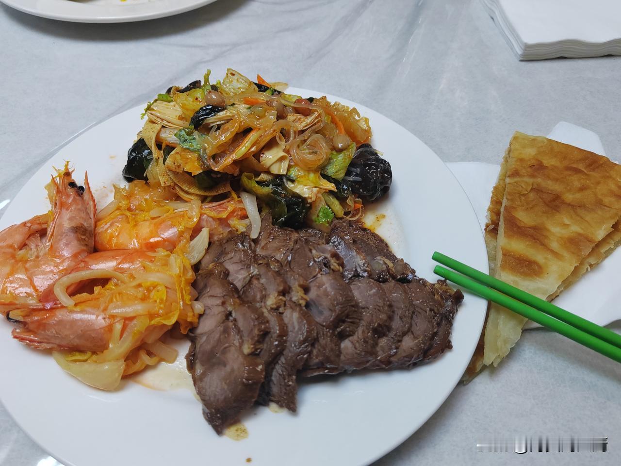 网友们！你们知道我在船上整天忙活什么吗？我就是那个吃货，地地道道的吃货，整天除了