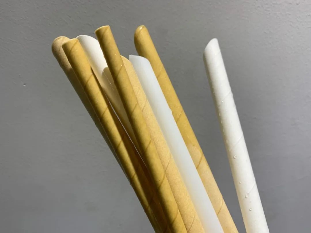 【这样吸一口奶茶，你也吸入了这种几百年不降解的化学物质】这两年，许多奶茶店都响应