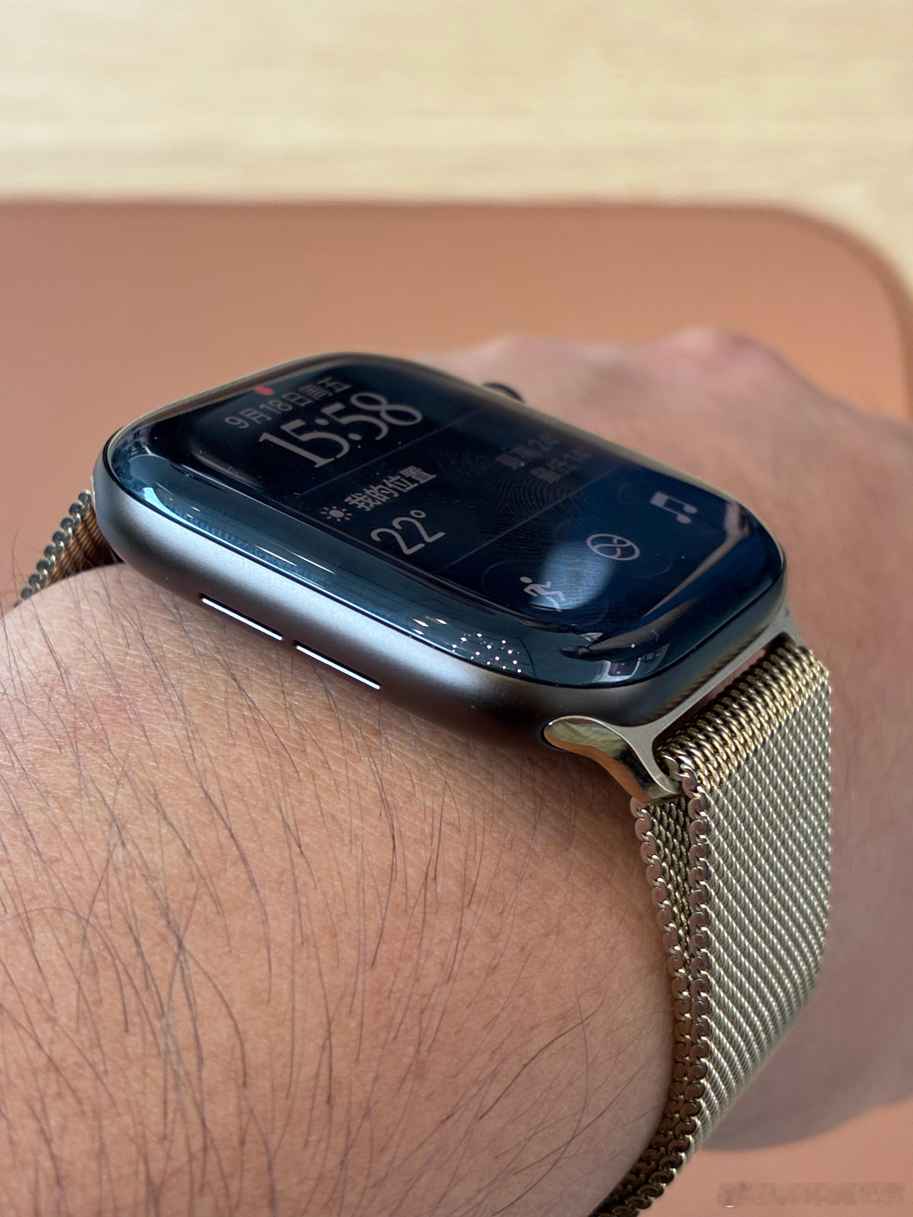 Apple  Watch  Series  12 系列迎面向你走来的分别是珍珠白