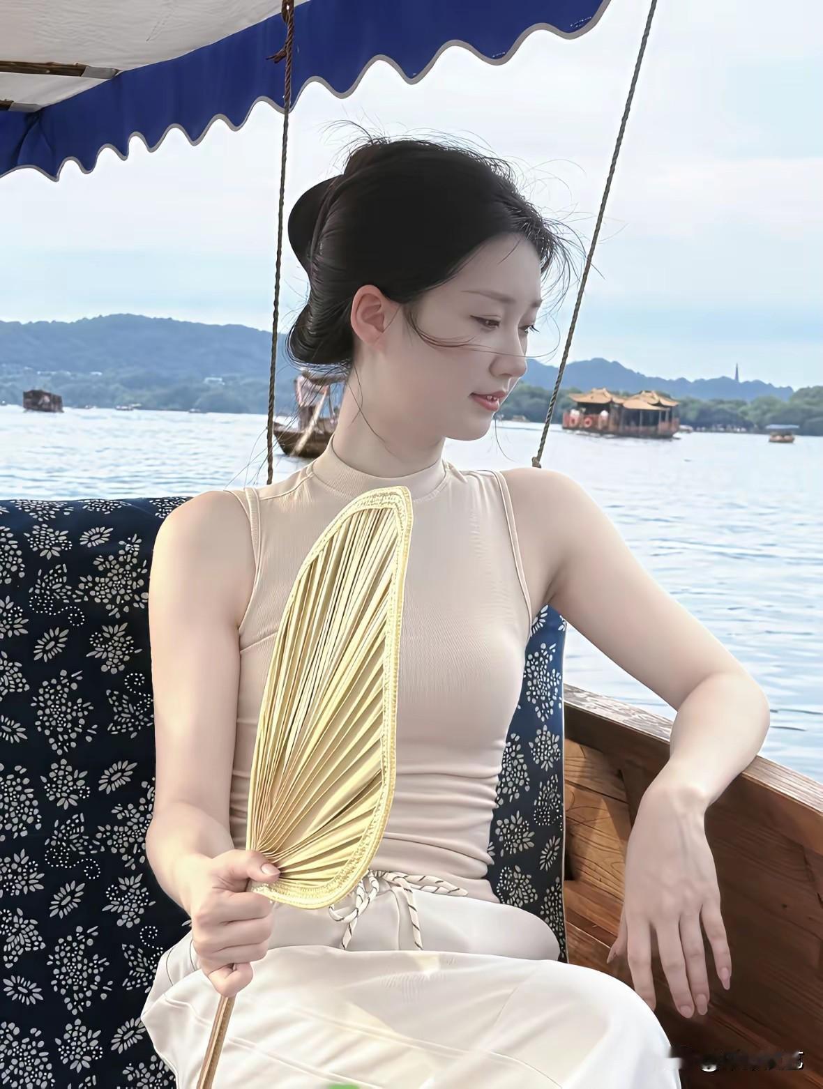 这是华东地区夏天用的“蒲扇”，你们那里叫什么？