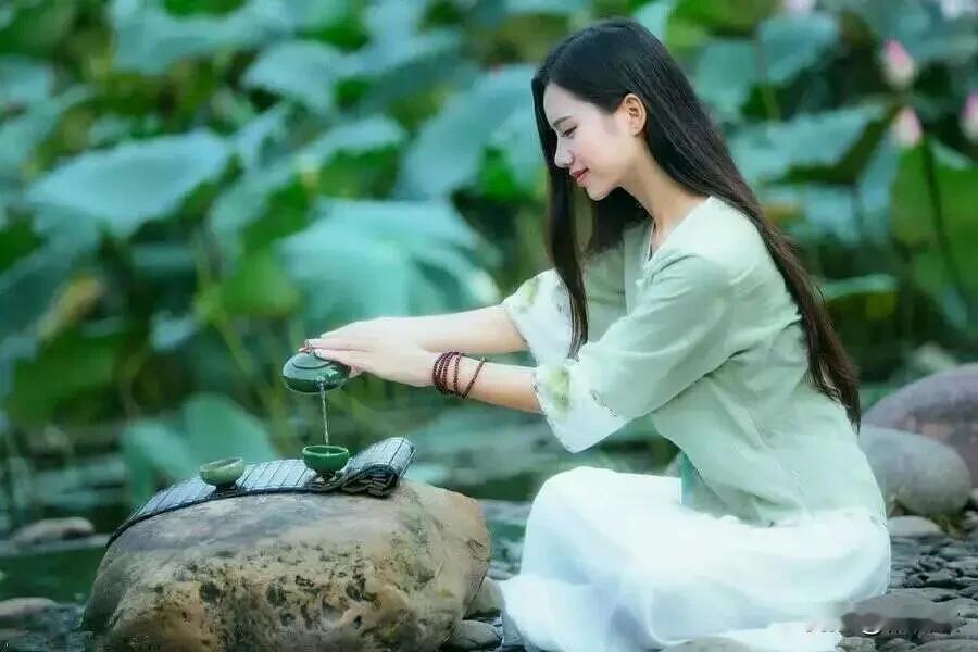 又是一年莲满池，
绿叶撑天鱼儿游，
莲花还是那样香，
赏莲人影却落单。
深思去年
