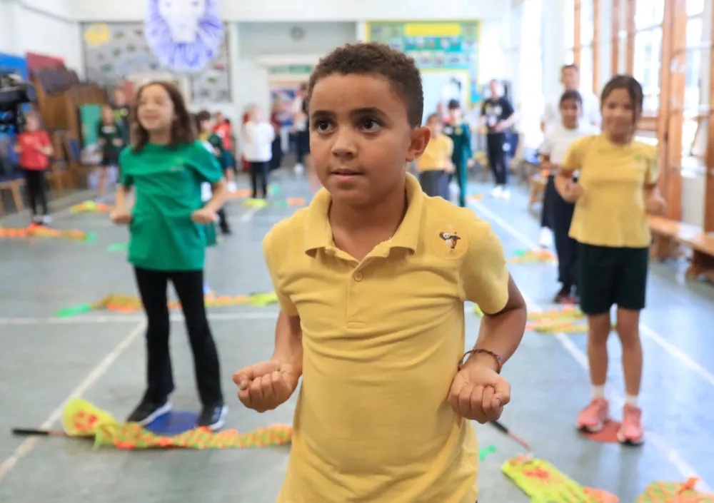 【#英国2008年后出生者终身禁止购烟# 】据英国媒体21日报道，英国议会两院已