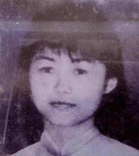 她被吊在房梁上，被敌人狠狠地抽打，敌人又轮流扇她的耳光，还用烟头烫她的胸口，可她