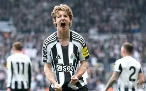 森林狼2比1掘金据报道，戈登已进入拜仁慕尼黑的引援名单，拜仁正在寻找边锋和前锋位