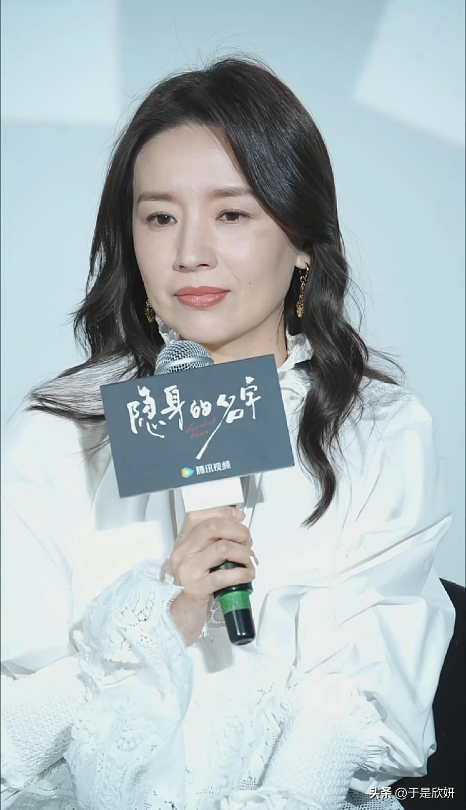 谁能想到，这是53岁的董洁！
在新剧《隐身的名字》路演现场，她一袭白色蕾丝长裙，