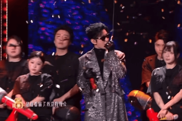 黄晓明对潘玮柏的歌下手了 黄晓明解锁《我的麦克风》新画风！亮片流苏战袍+墨镜酷到