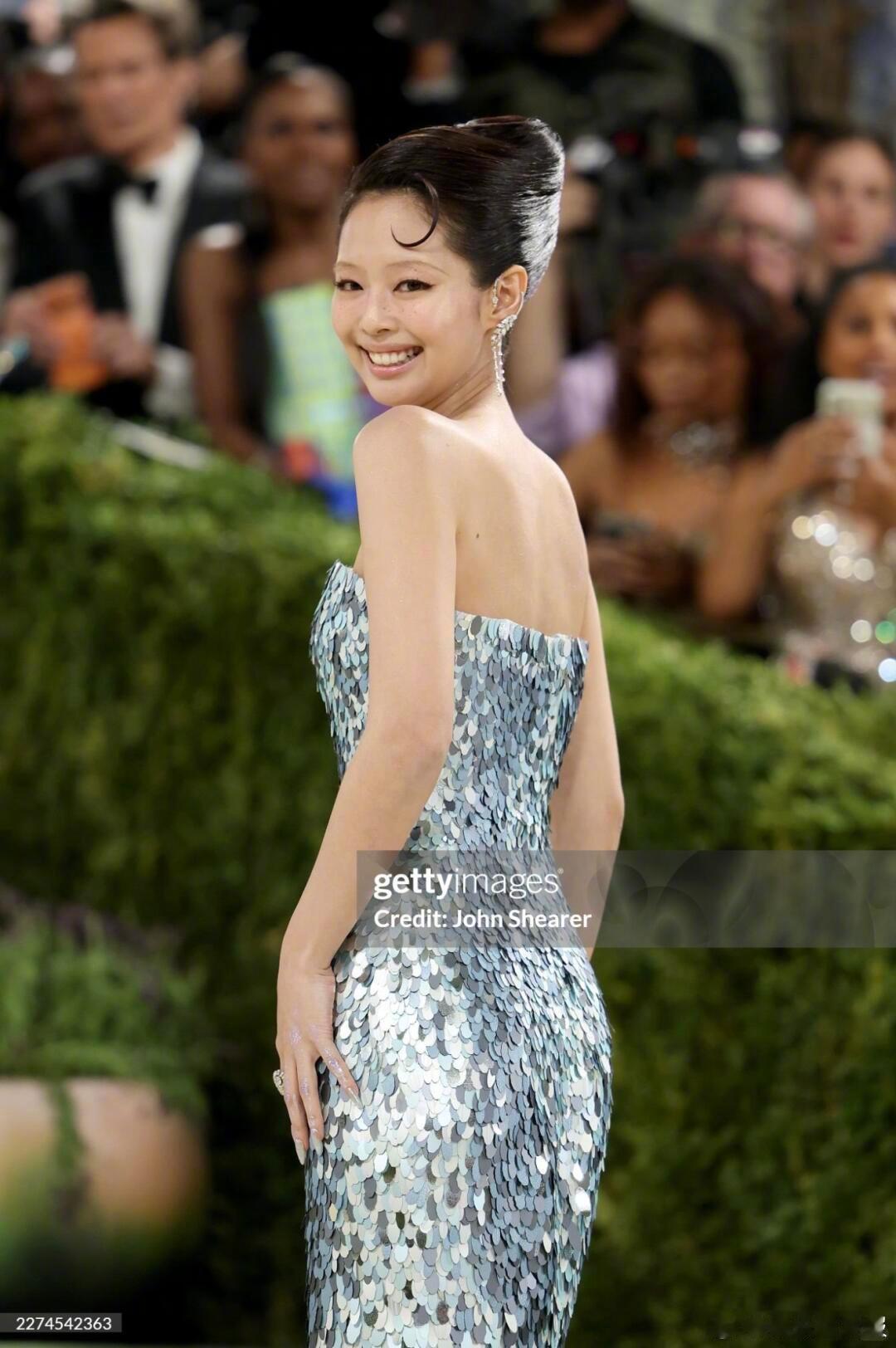 Jennie在红毯给自己顺毛Jennie 红毯上细心整理亮片裙，娇憨小动作软萌又