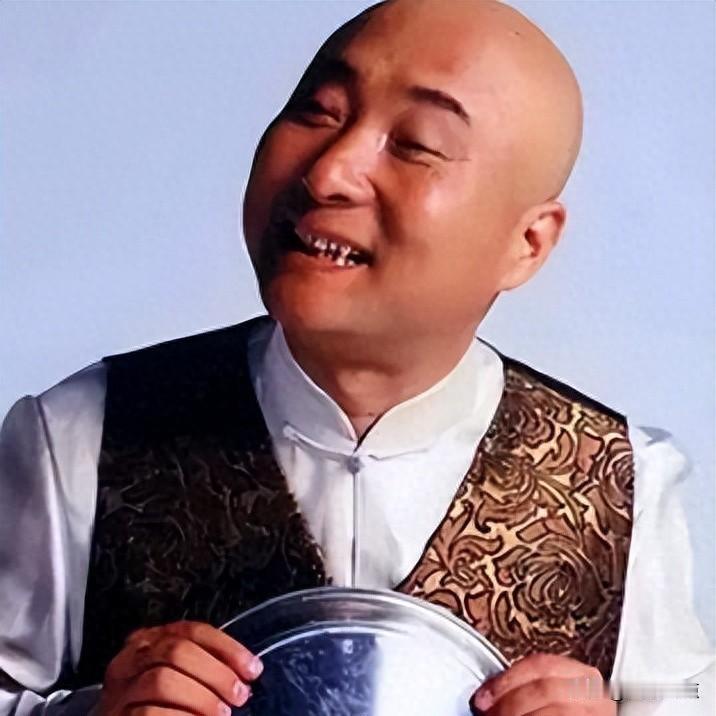 72岁演完戏扶着人下楼，累成这样还全国跑，他图啥？
前几天在网上看到陈佩斯在河南