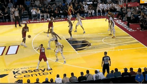 真香!勇士有机会召回维金斯么?
在今天NBA季中锦标赛热火对阵雄鹿的第四节中，威