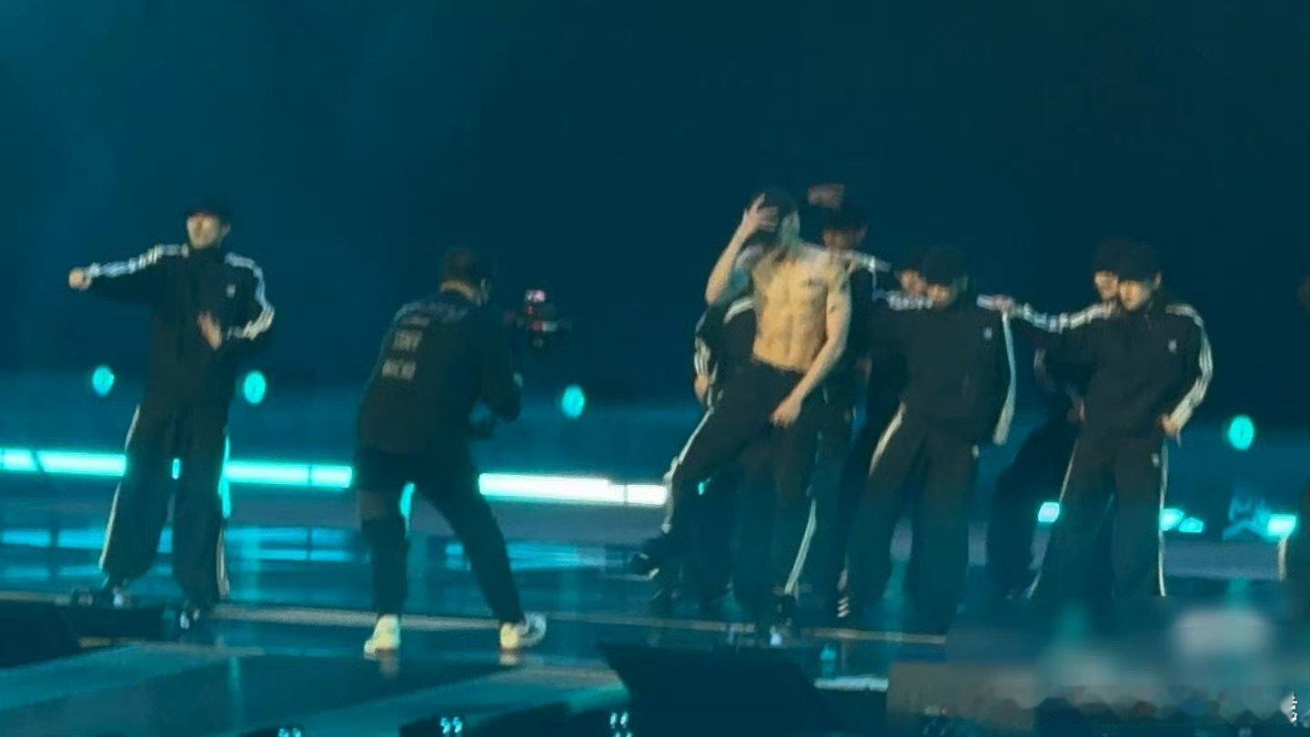 王鹤棣演唱会好富有好慷慨王鹤棣演唱会脱衣服跳舞啊啊啊啊王鹤棣演唱会好富有好慷慨 