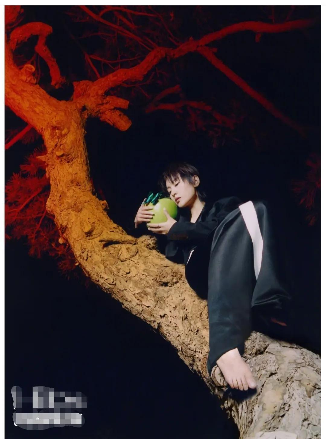 周笔畅，这脚型是真好看。
