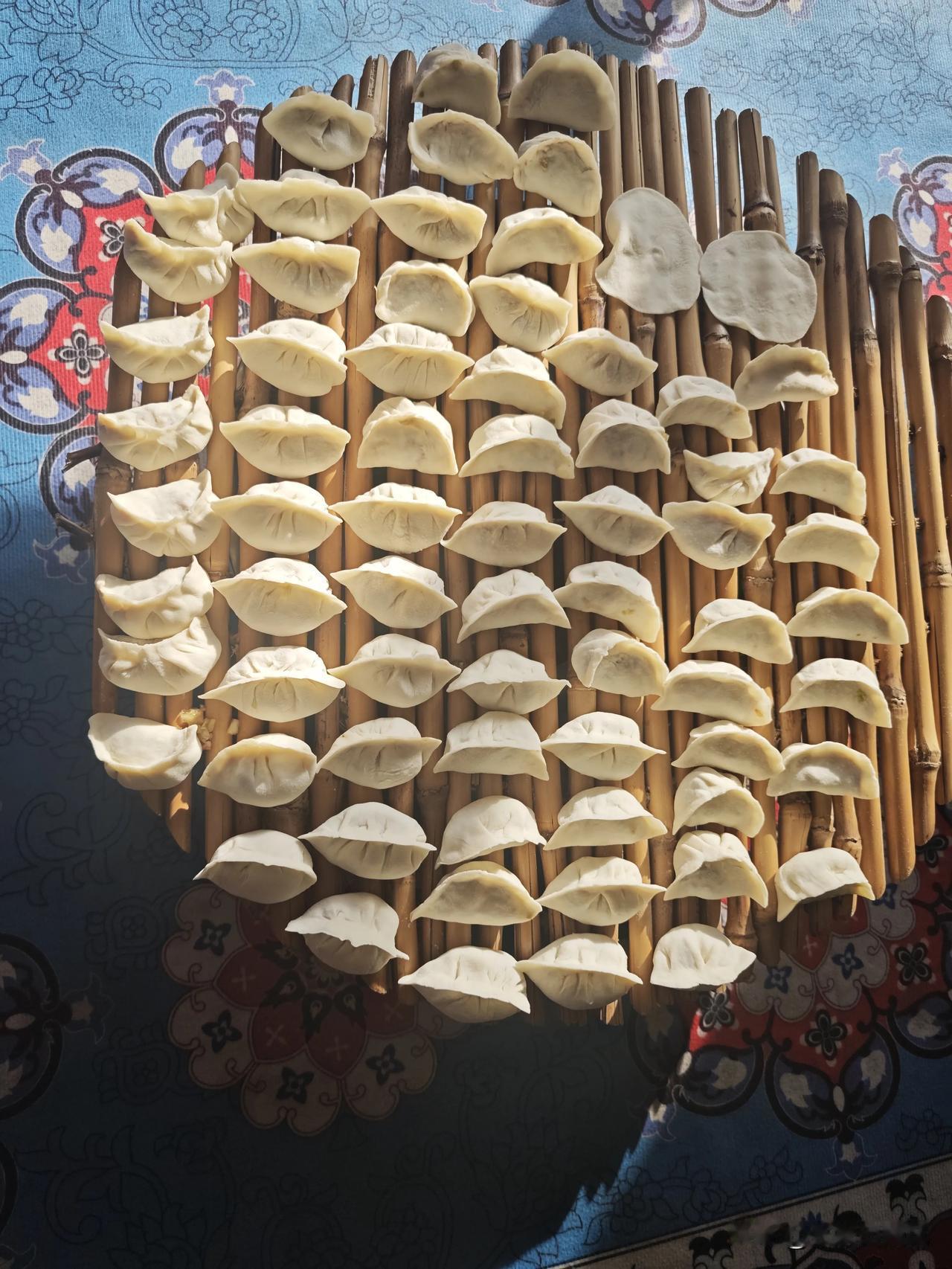 冬至吃饺子了，今天才发现，闺女包的饺子也挺漂亮的。

虽然比不上抖音那些小孩子，