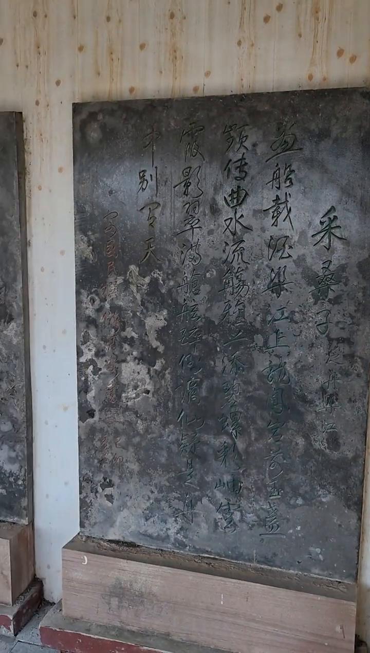 二月再见，三月来，福气财气进家宅。马年祝你赚大钱，顺顺利利日子甜。贵人相助步步高