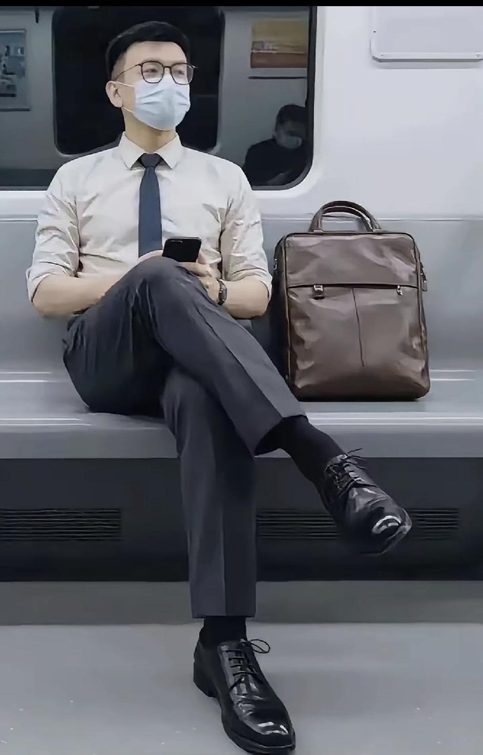 这种精致男不应该出现在地铁上，地铁上看到一位非常精致的精英男，第一时间就觉得像他