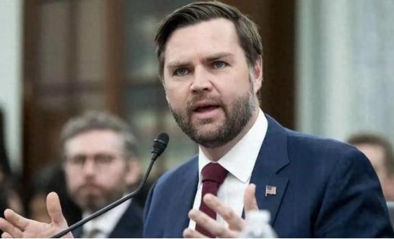 这绝对是今年最荒诞的外交大戏之一，前脚万斯被特朗普公开“踢出”谈判团，后脚就被白