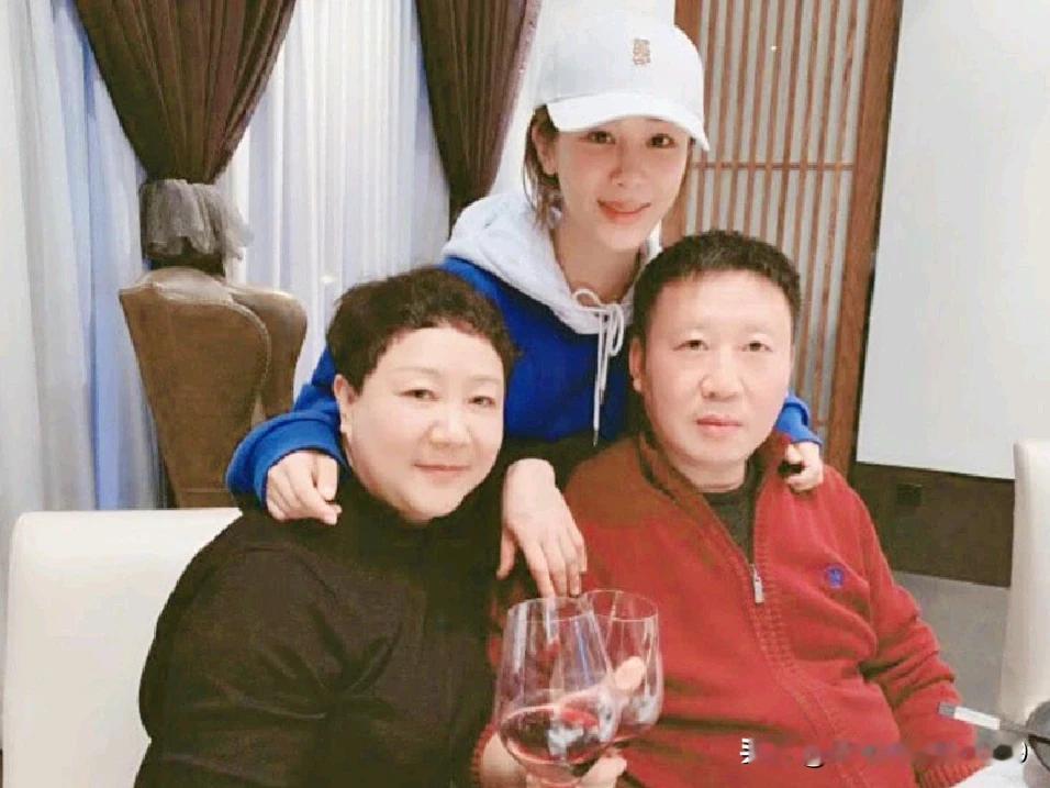 杨紫深夜发文庆祝父母“珍珠婚 ”，
晒全家福合照，
与母亲颜值如复制粘贴。
你们