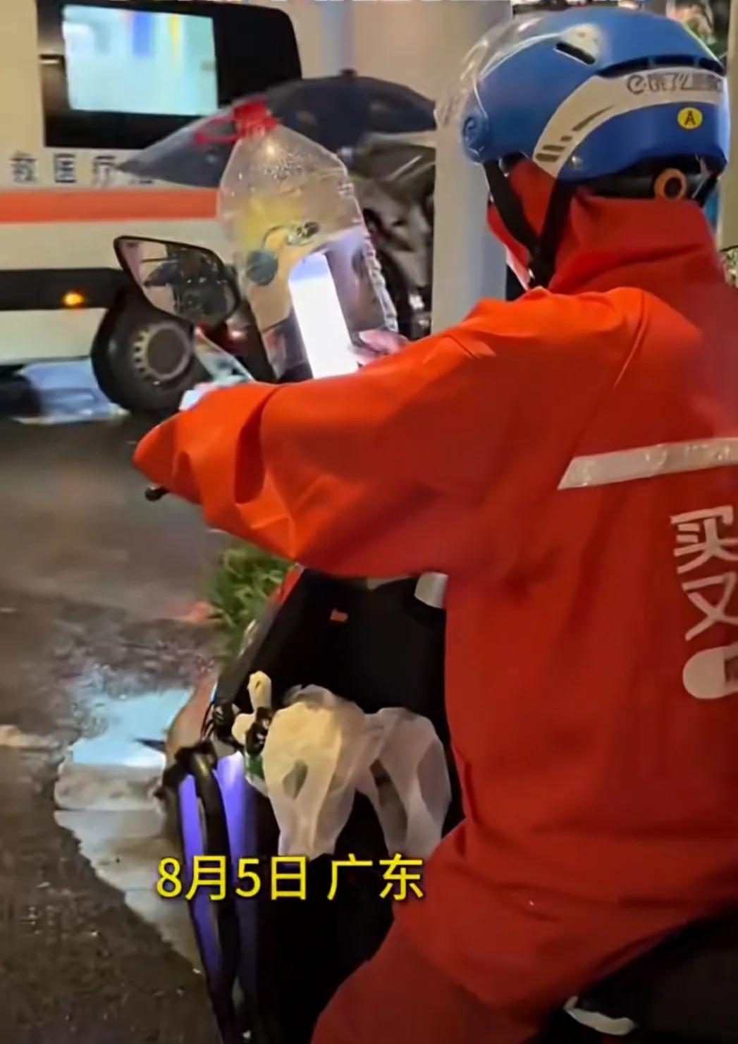 无所不能的塑料桶。

之前见过拿塑料桶装鸡蛋的，没想到这个塑料桶还可以给手机当防