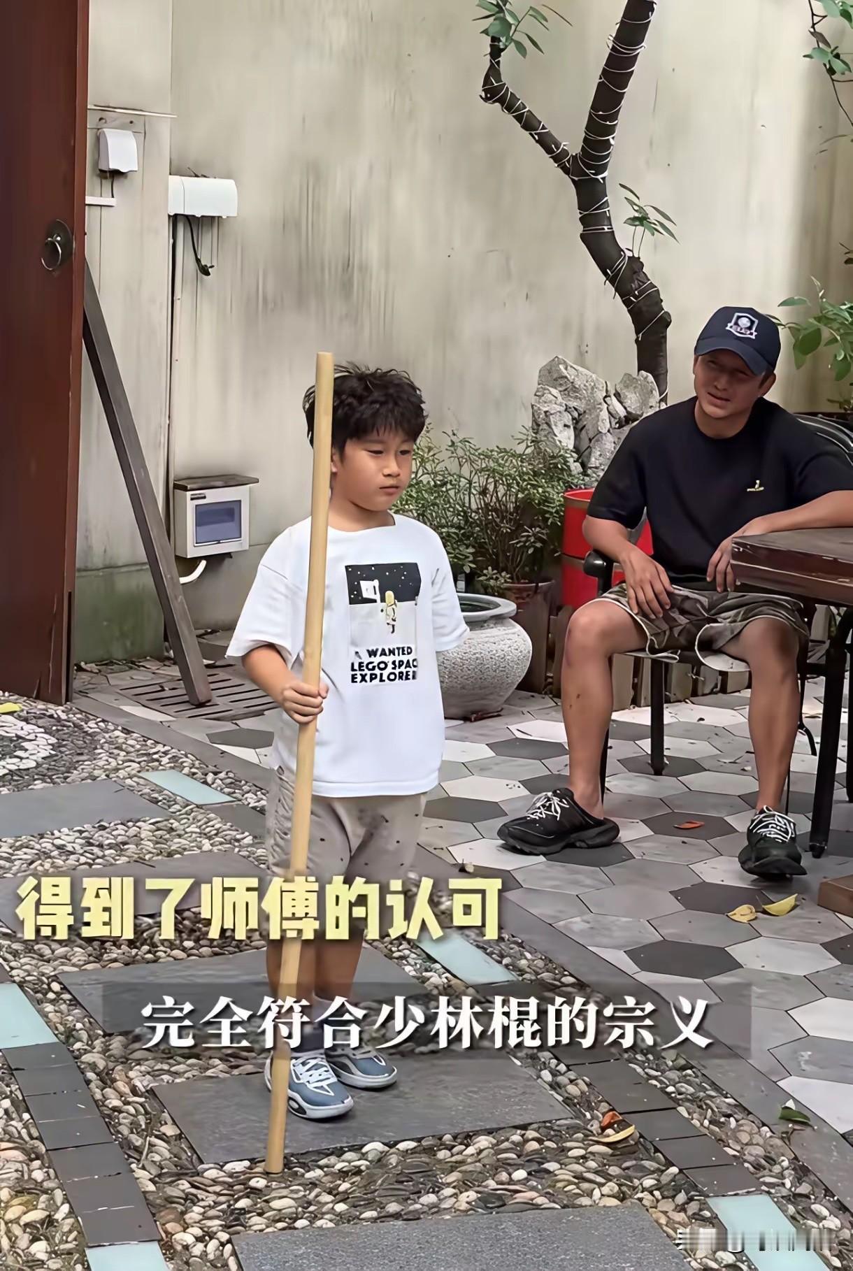 邹市明3个儿子，老三的运气最差。

出生早产仅4斤，每天早起练武术，苦不堪言，他