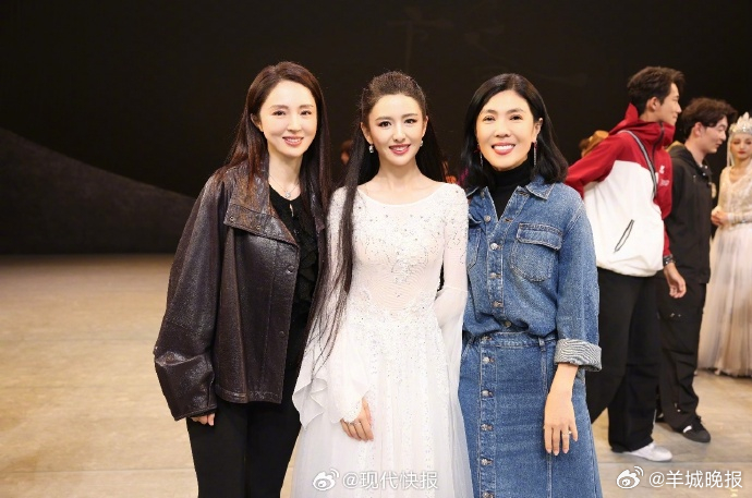 #苏芒去看了佟丽娅舞剧#【#苏芒佟丽娅董璇合影#】4月7日，晒出观看舞蹈诗剧《在