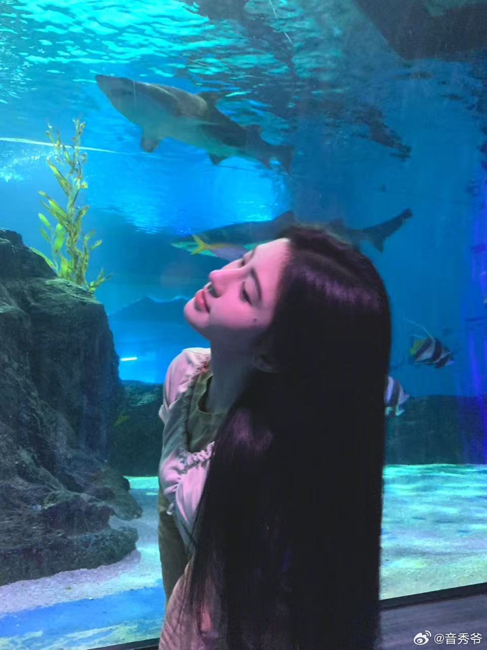鞠婧祎发了一个表情包鞠婧祎思考emoji 鞠婧祎就发了个简单的思考表情，都能让人