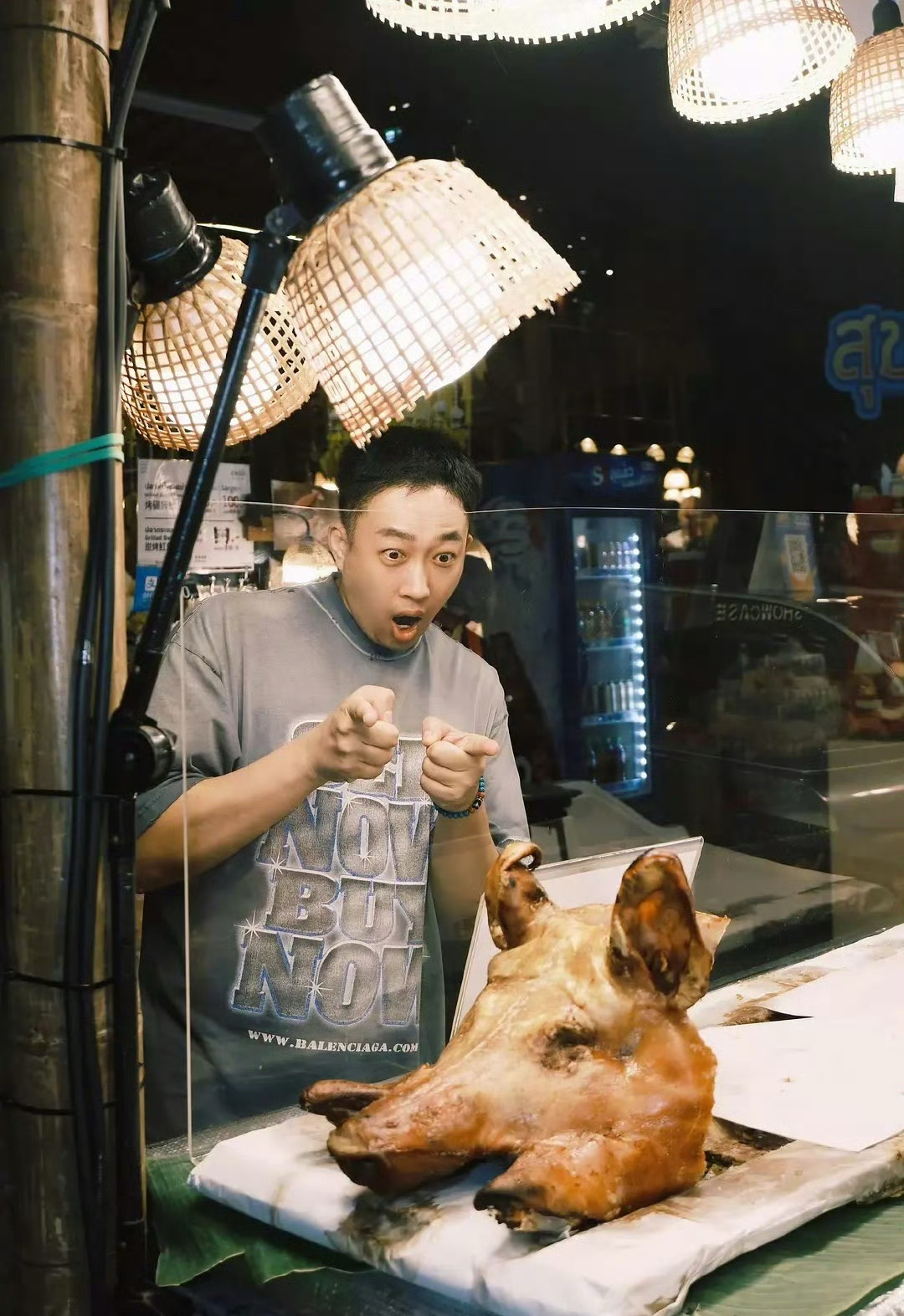 于正发个猪头照片也不忘pp自己的头 ​​​