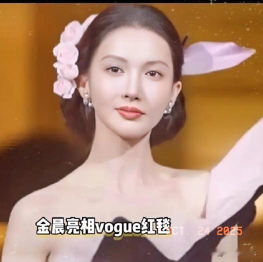 金晨亮相VOGUE红毯，瞬间成为全场瞩目的焦点，只因她那令人过目难忘的造型——头