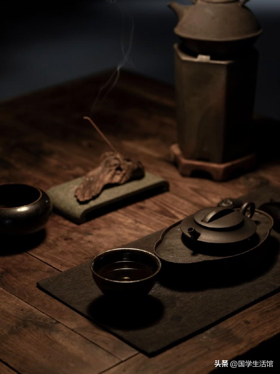 人最大的内耗，是总想证明自己！
 
一定要记住：成年人最愚蠢的消耗，从来不是没钱