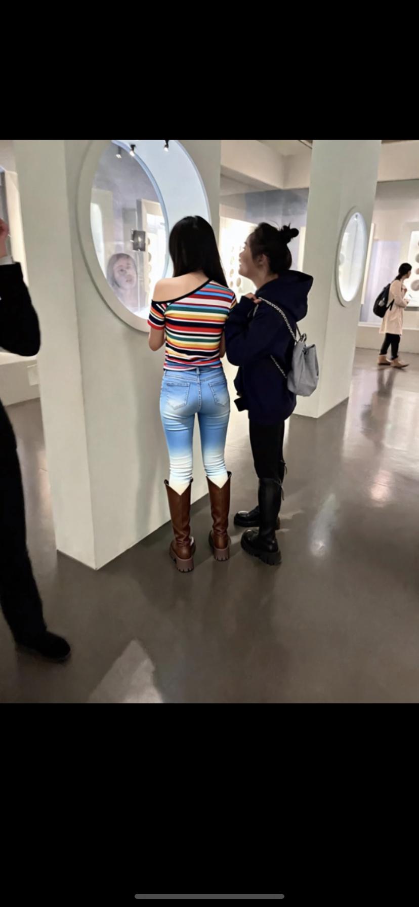 打卡艺术展，时尚穿搭与现代艺术的完美融合！