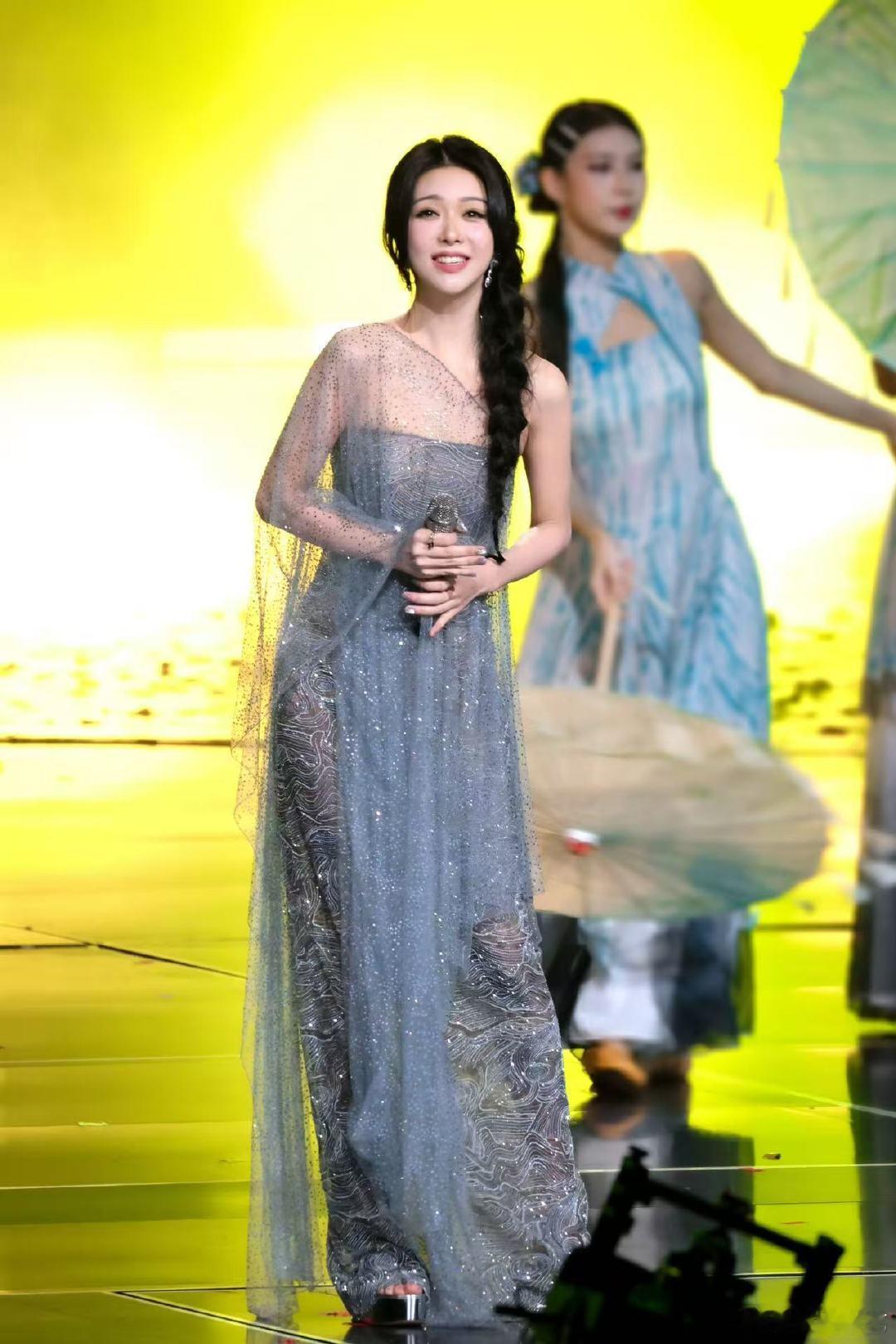 薛凯琪美得像一颗珍珠大湾区舞台上，薛凯琪就是那颗散发着独特魅力的珍珠。黑长直高马