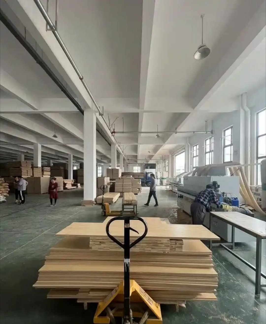 厂二代进厂最坑的是爹老式父母总觉得孩子是自己复制品，进厂就得按他们那套来。早上六