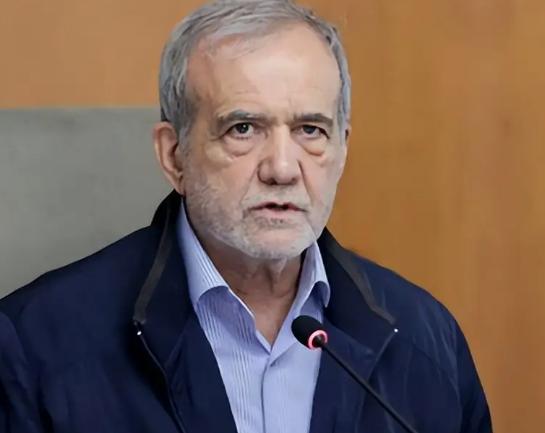 伊朗最近的表态有点“禅意拉满”，嘴上说我们不造核武、政策没变，转头又补一句“继续