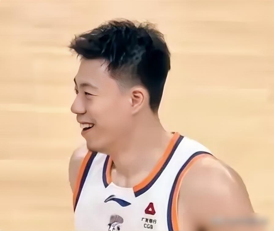 一次抢断，直接让对面外援失业了。
你以为是张镇麟把他打失业了？真相恰恰相反。首