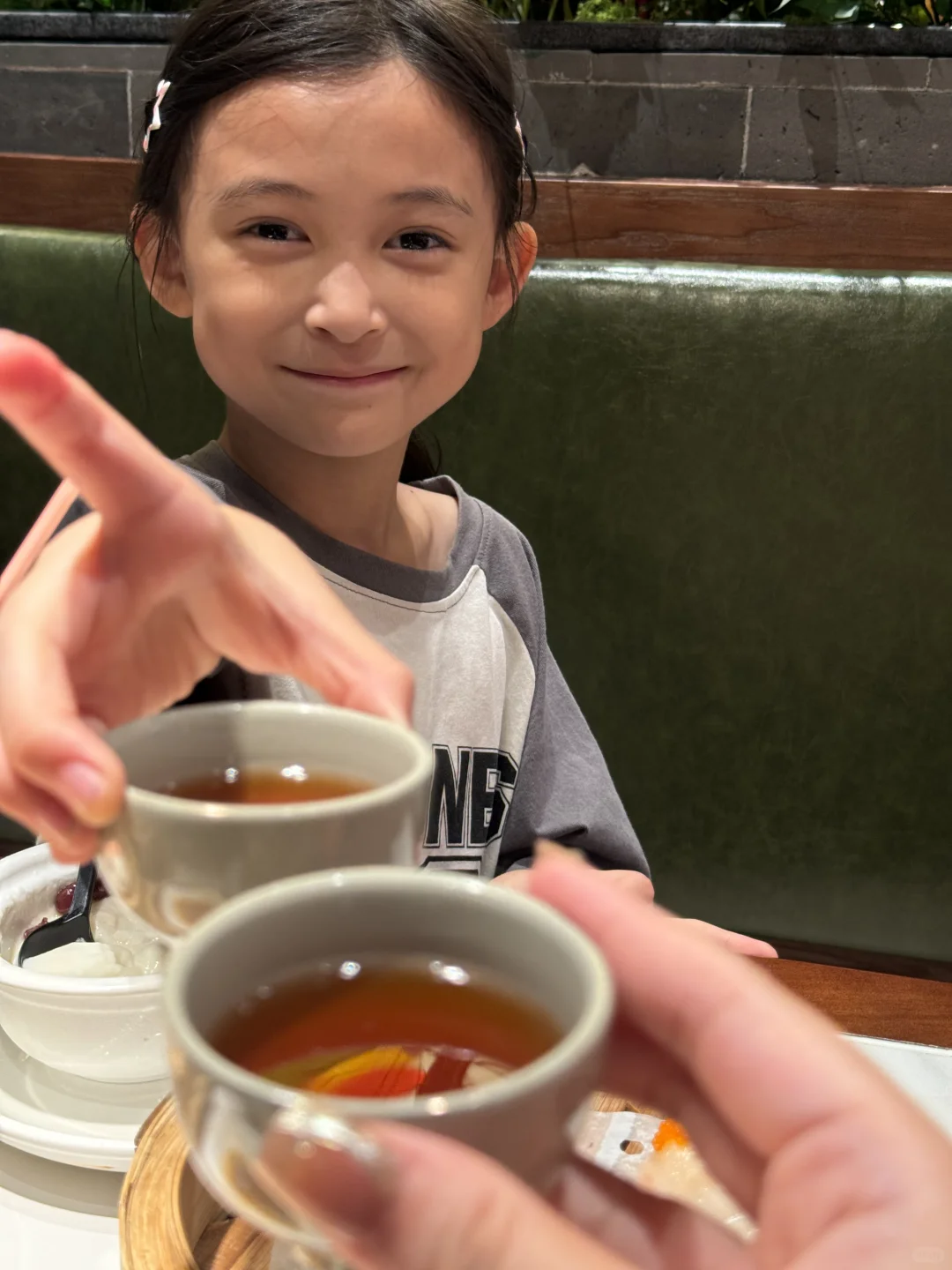 女儿斟茶妈妈饮茶🫖
