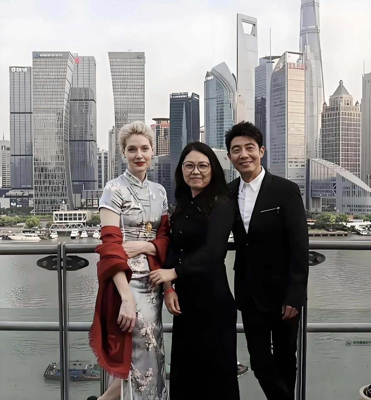 俩混血娃，愣是长成了黑头发黄皮肤，一张嘴还是地道的武汉话。
白人基因一点没随上，