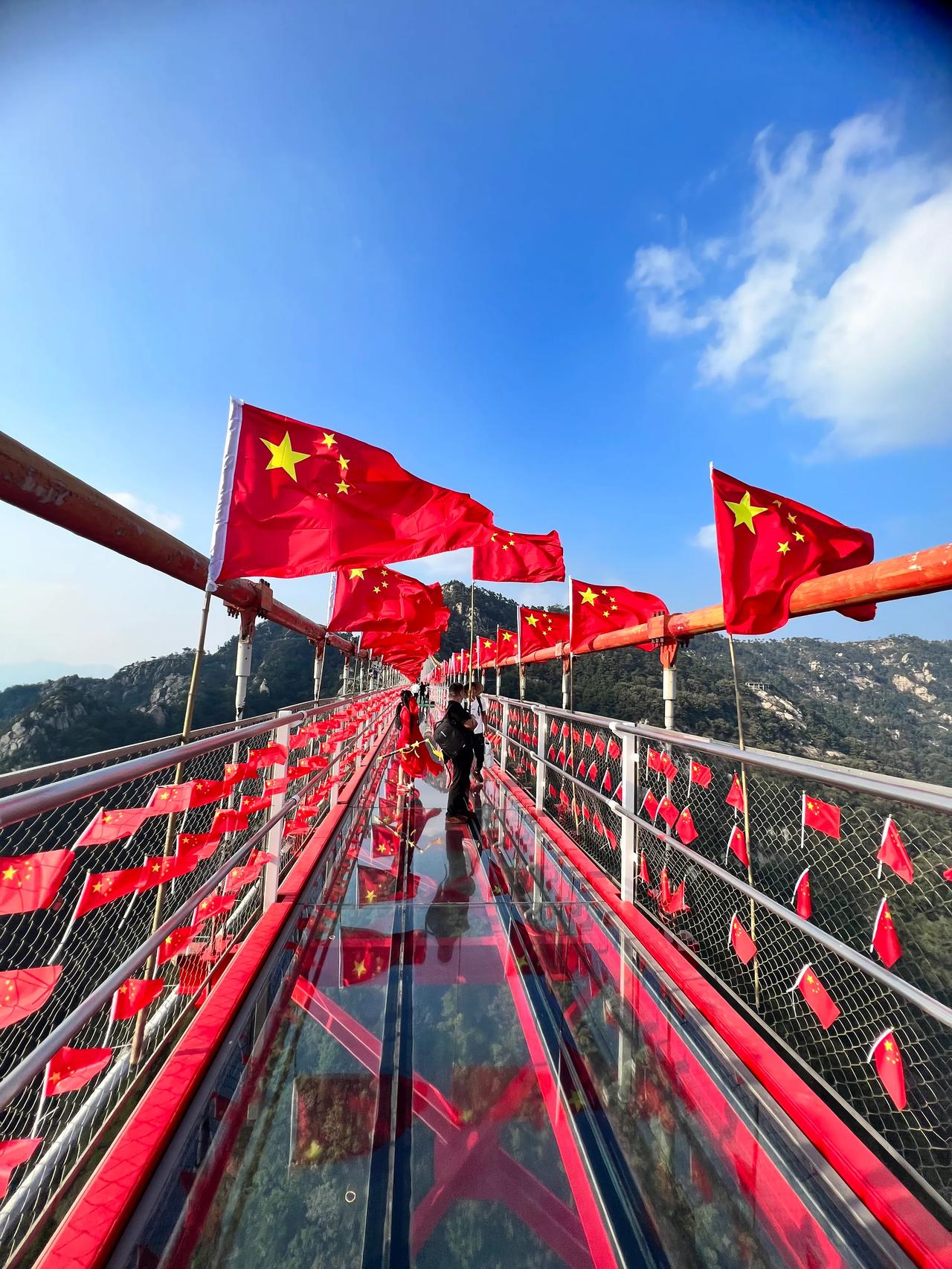 国庆随手拍沂蒙山如果有颜色，那一定是“中国红”！天蒙山景区挂满五星红旗，用最美“