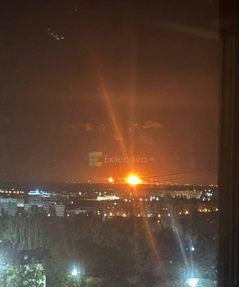 乌克兰突然爆发了，毫不留情，把俄罗斯伏尔加格勒炼油厂炸成一片火海！

深夜突袭5