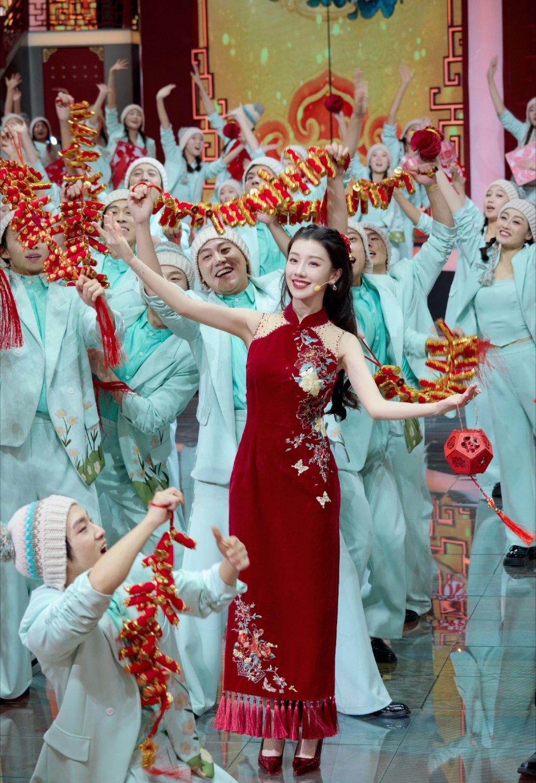 王鹤润造型好像福娃娃呀！又美又喜庆的姐姐！新年快乐