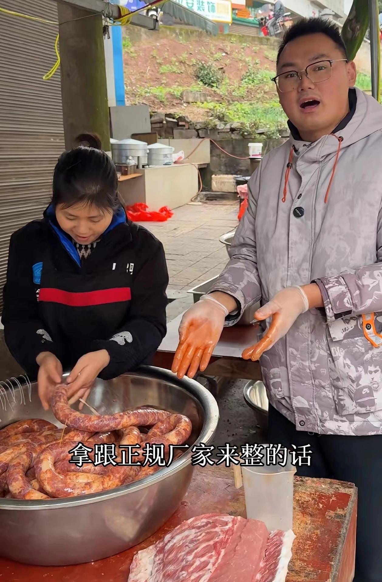 小二娃欢迎孩子妈妈看孩子，但最好不要将小成成拍成流量放到网上惹事非。小妹儿工作忙