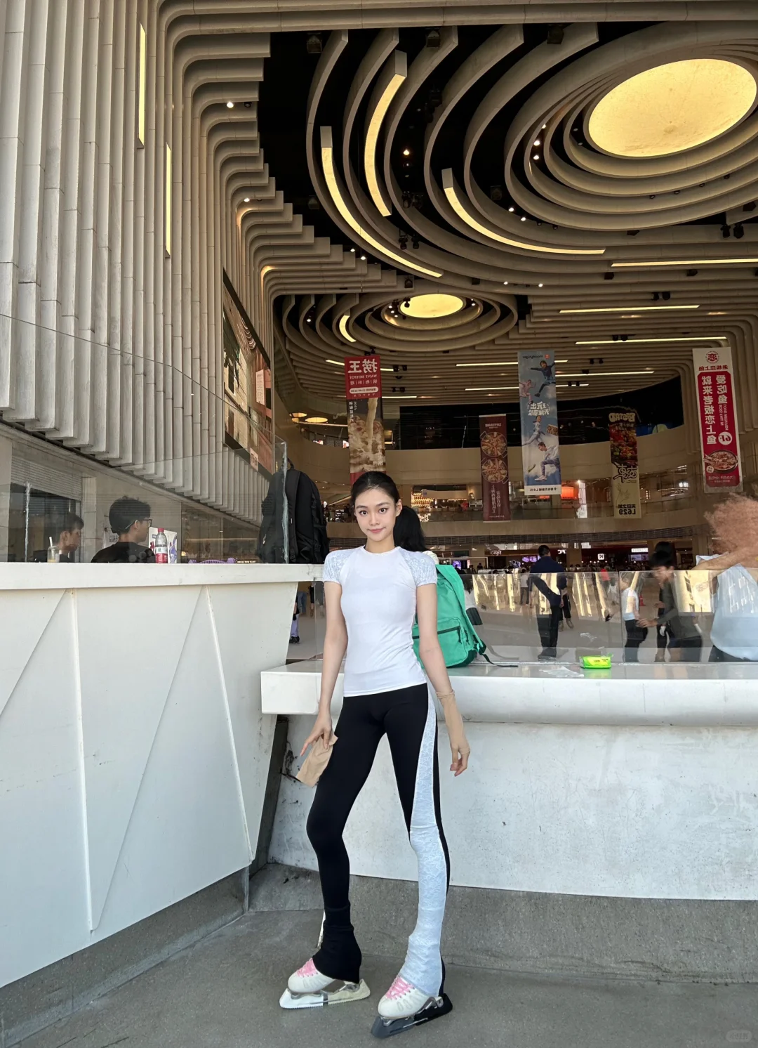 k家这条拼色裤子真是米鼠喽