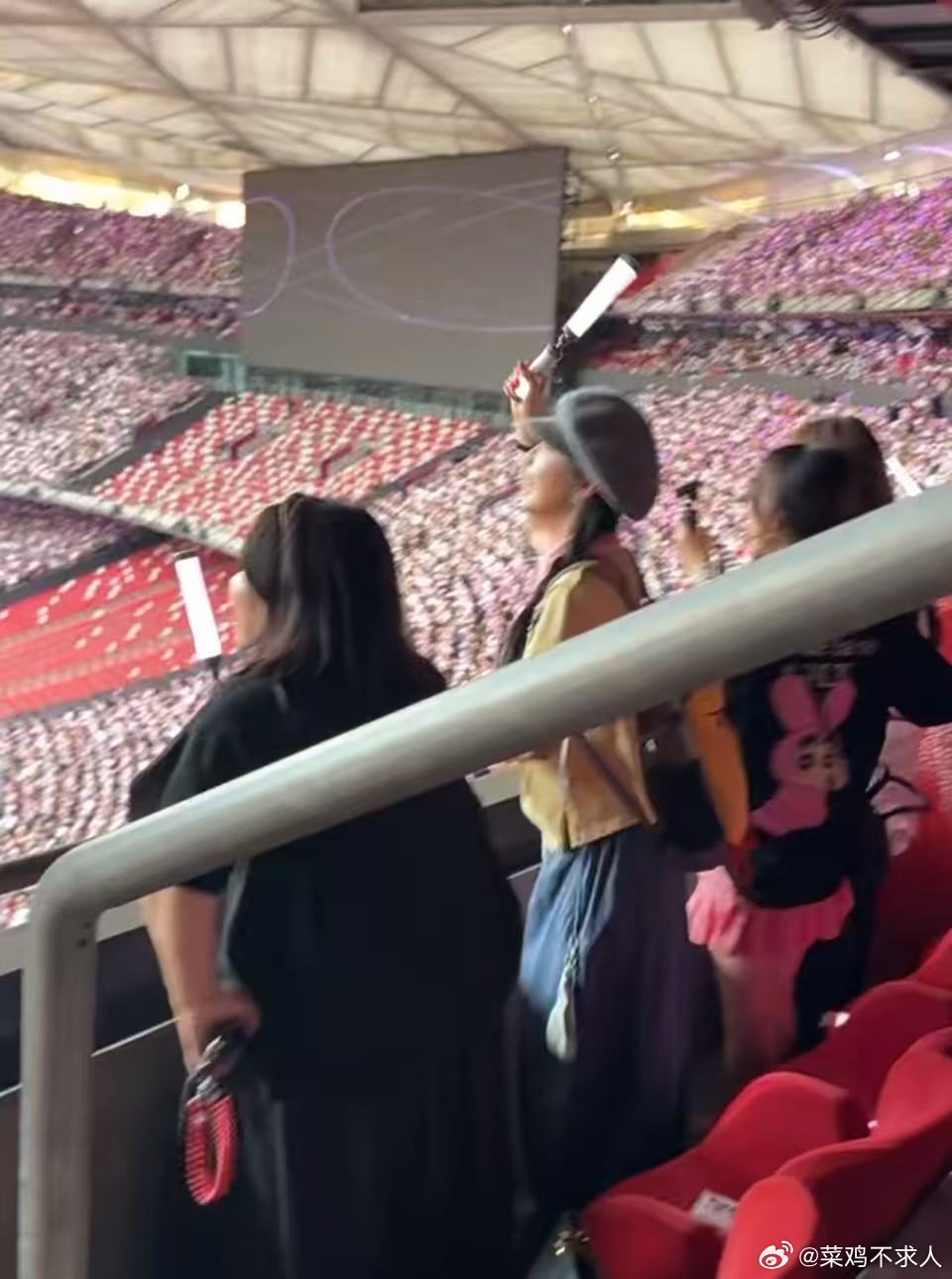章若楠看周杰伦演唱会章若楠看周杰伦演唱会！章若楠去看周杰伦演唱会