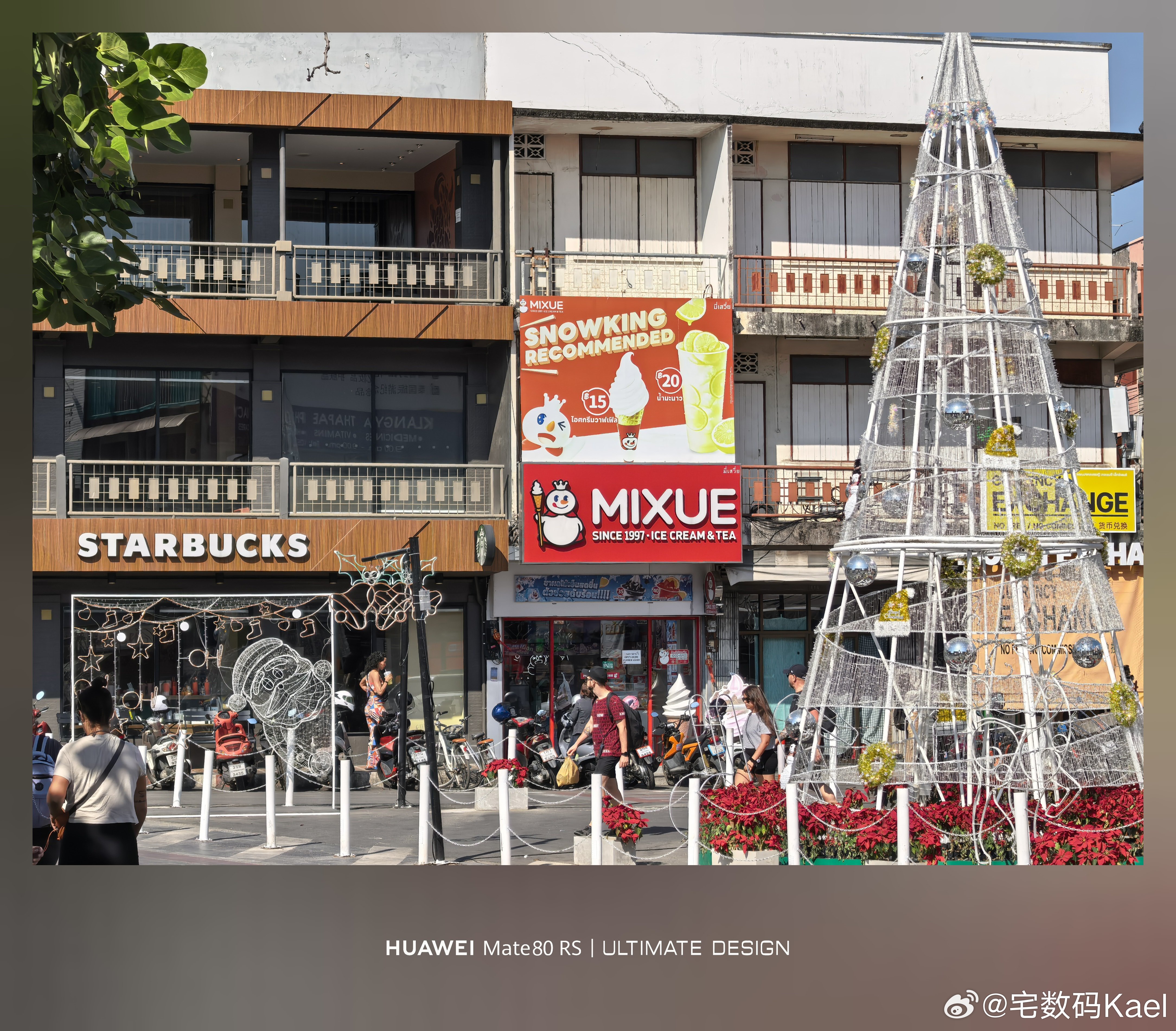 清迈塔佩门，看到一家蜜雪冰城，和星巴克开在一块，有不少歪果仁在买。天太热了，进去