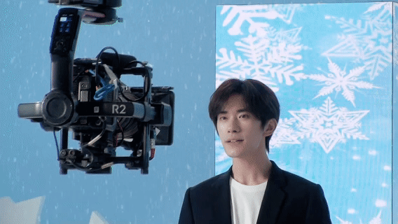#易烊千玺与雪花相拥#好可爱的宝宝，和千玺一起祝福运动健儿取得好成绩[彩虹屁]​