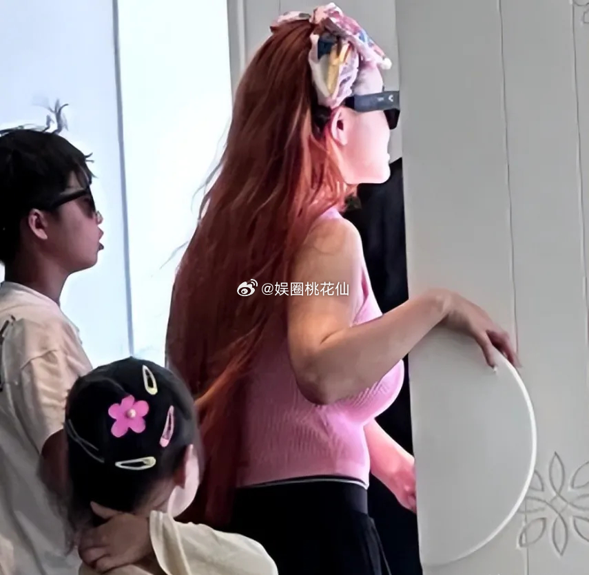 邹市明他们一家去马尔代夫度假了，这哪像是没钱的样子啊？冉莹颖看着也壮实得很，轩轩