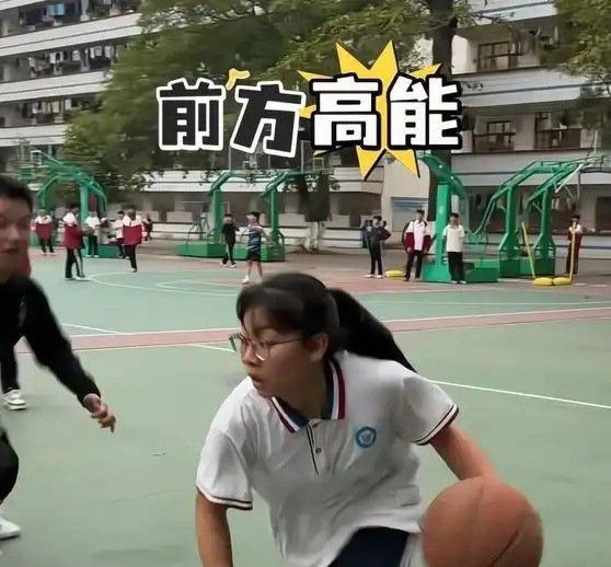 《小女生这篮球技巧让男生都感到震惊，这也太牛了吧》播放量：114万
点赞量：1万