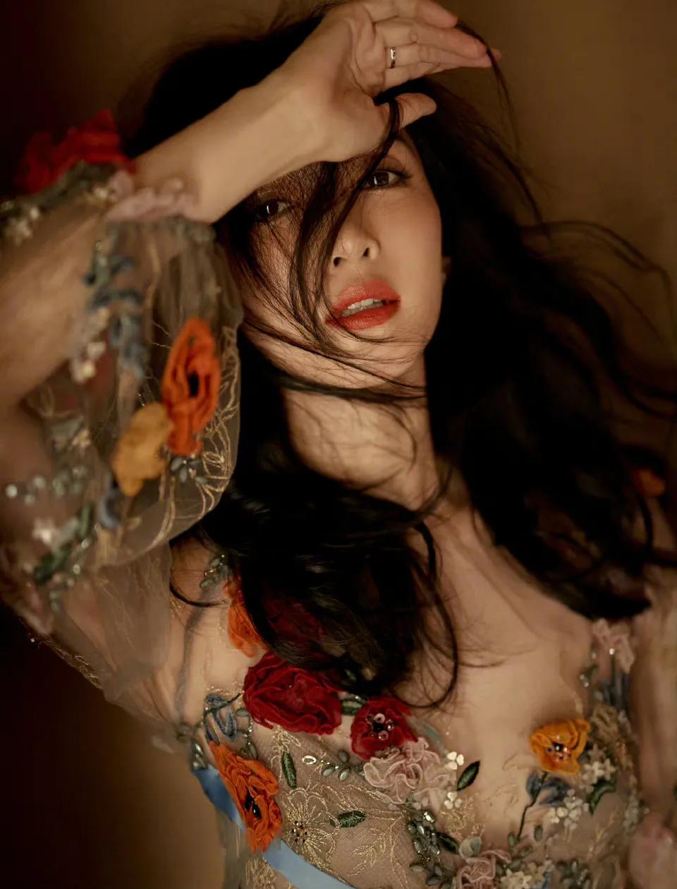 江疏影费加罗的花裙子造型好美，既慵懒又性感，有风情万种招人迷惹人醉的氛围。不过，