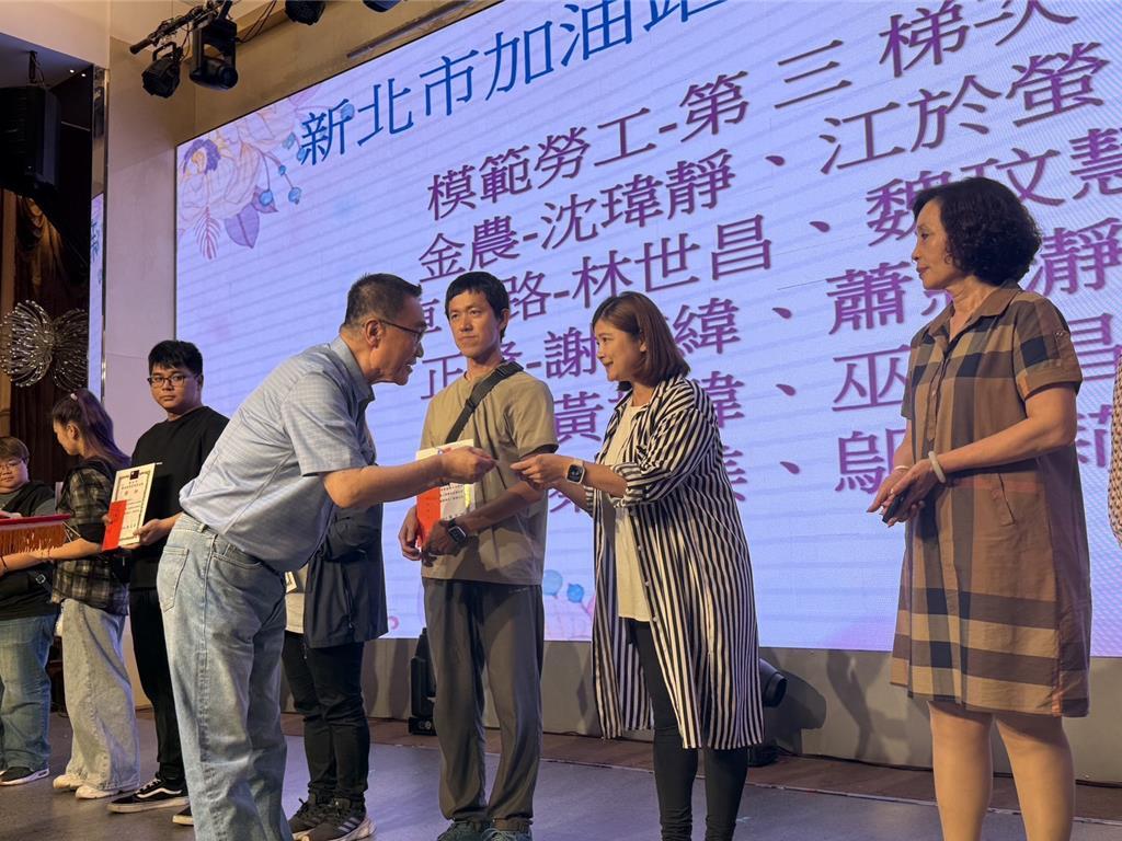 出席劳工表扬活动 李四川：人生不追求权力而在贡献
国民党新北市长参选人李四川22