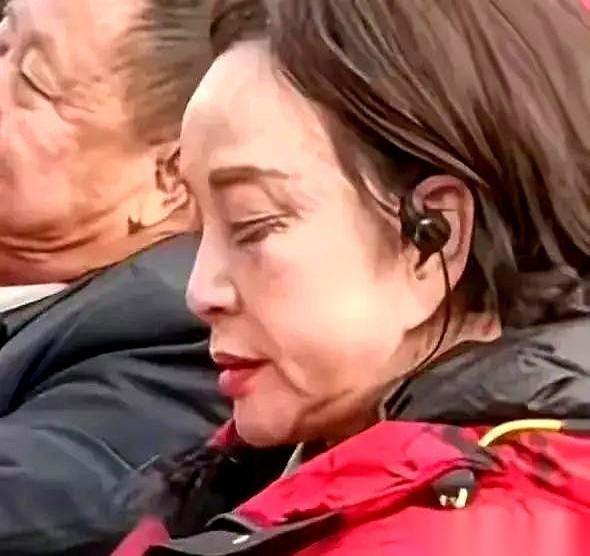 聊刘晓庆，得把两个镜头放一起看。
第一个镜头，在聚光灯下。她还是那个“女王”，眼
