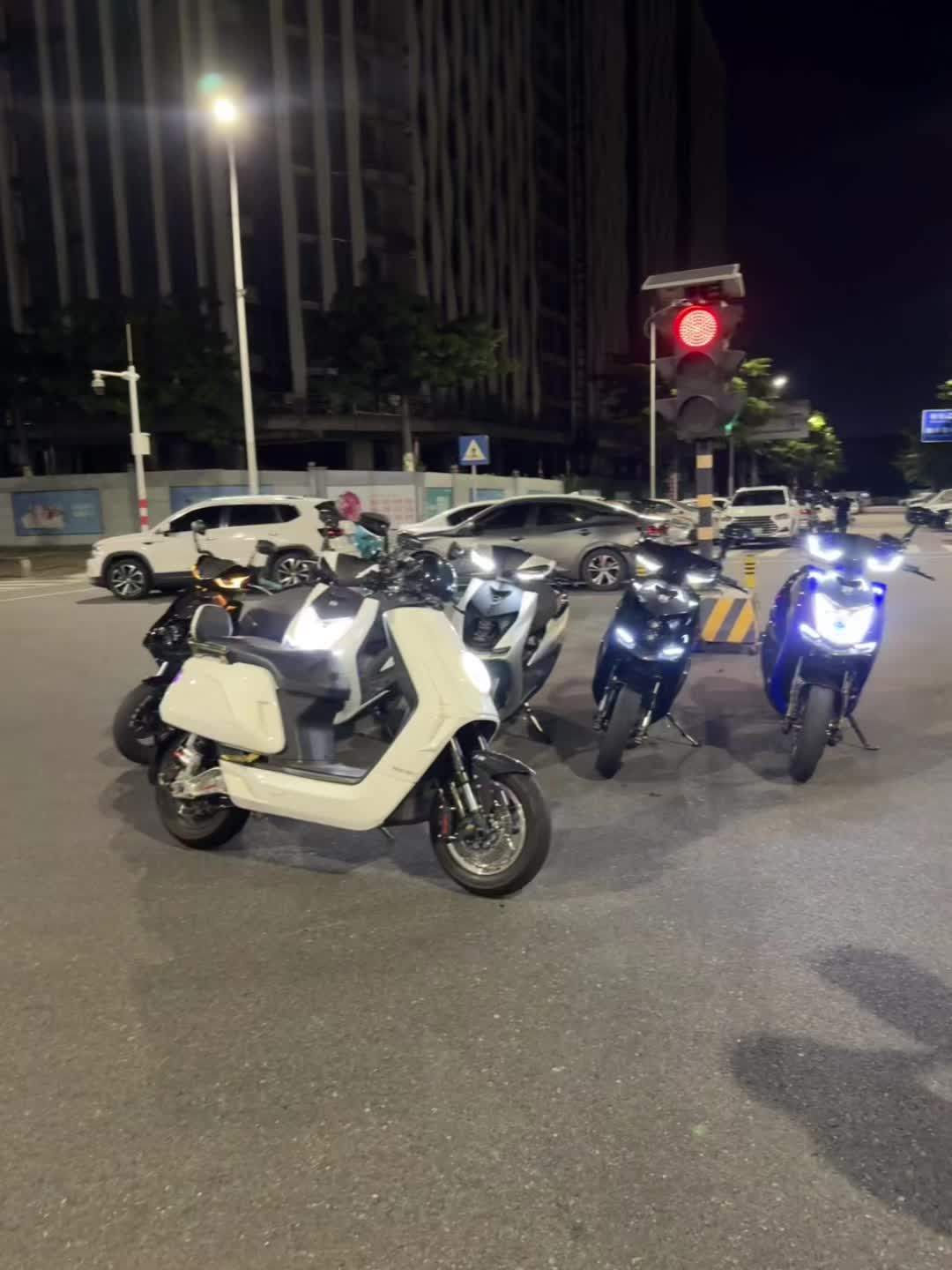 一个个不是微笑就是koso让我封灯怎么玩
